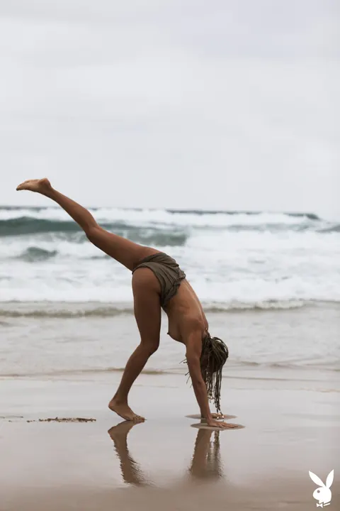 Woman with Dreads Strips Nude on the Beach – photo 19 of 20
