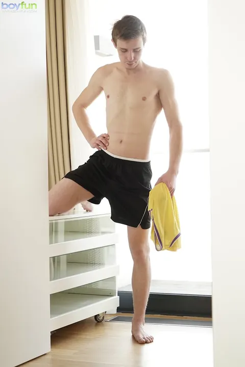 Man Strips Nude and Shows His Body – photo 7 of 21