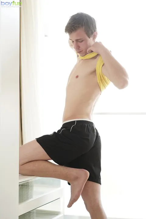 Man Strips Nude and Shows His Body – photo 6 of 21