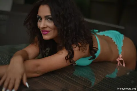 Lynsey Moore: Thick Curly Brunette Poses in a Bikini and Heels – photo 10 of 15