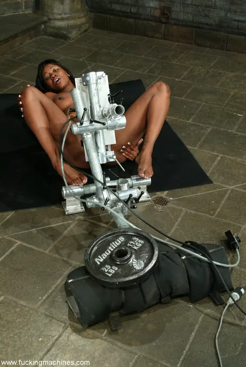 Erica Sommers: Tall Ebony Babe Takes a Fucking Machine and Spreads Her Shaved Pussy – photo 2 of 17