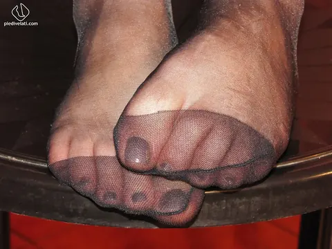 Brunette Shows Her Feet in Foot Fetish Set – photo 16 of 16