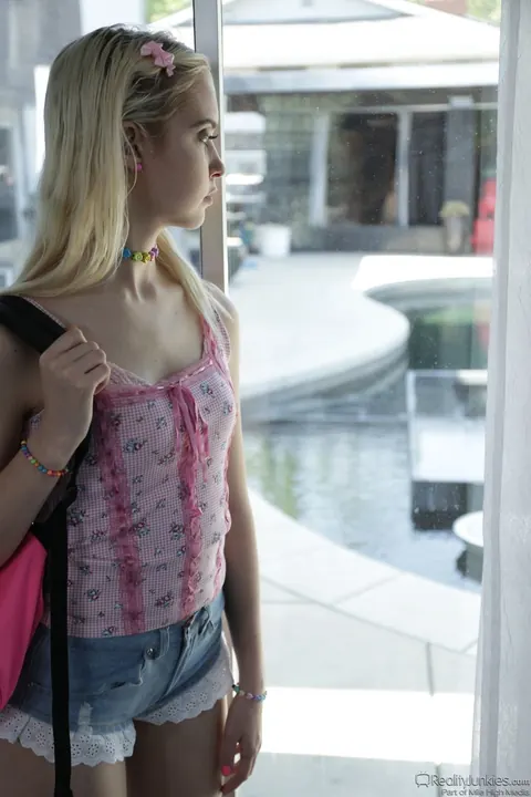 Chloe Couture: Slim Blonde in Shorts Takes Anal Outdoors and Gets a Cumshot – photo 10 of 21