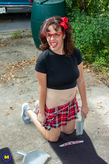 Thick MILF Spreads and Uses a Dildo in the Car