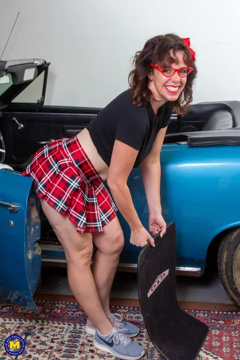 Thick MILF Spreads and Uses a Dildo in the Car – photo 5 of 21