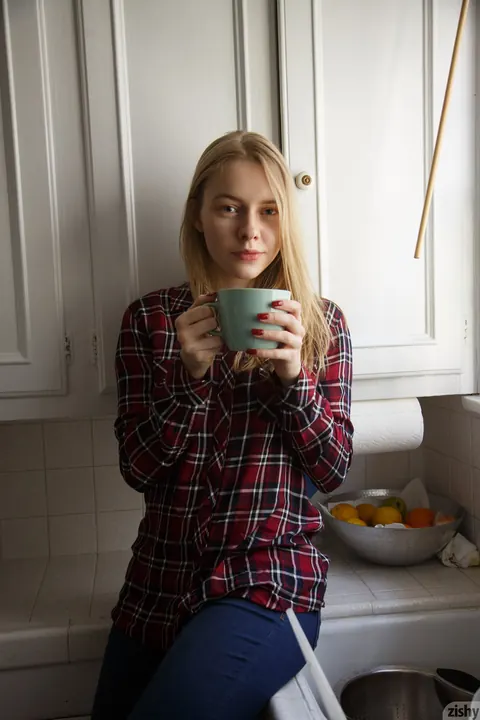 Freda Motten: Skinny Blonde Shows Her Body in Jeans and Panties – photo 1 of 11