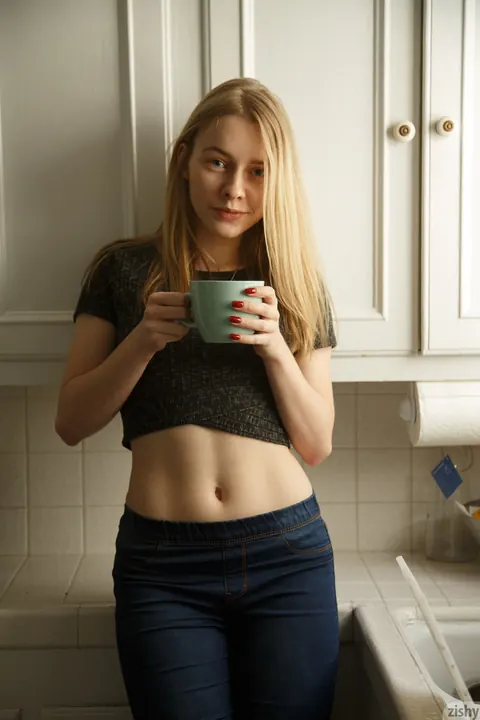 Freda Motten: Skinny Blonde Shows Her Body in Jeans and Panties – photo 5 of 11