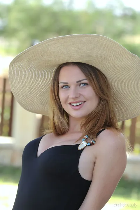 Thick Hairy Woman in a Bikini Spreads Outdoors – photo 4 of 16