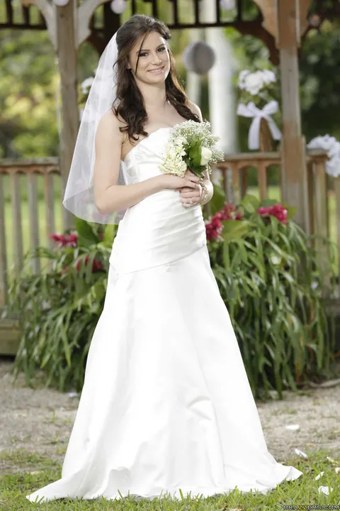 Kymberlee Anne: Slim Bride Strips Out of Her Wedding Dress Outdoors – photo 2 of 16