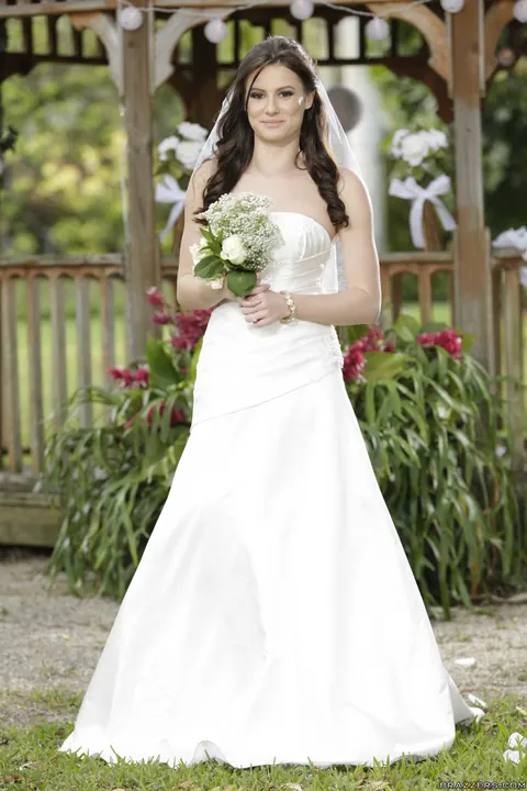 Kymberlee Anne: Slim Bride Strips Out of Her Wedding Dress Outdoors – photo 1 of 16