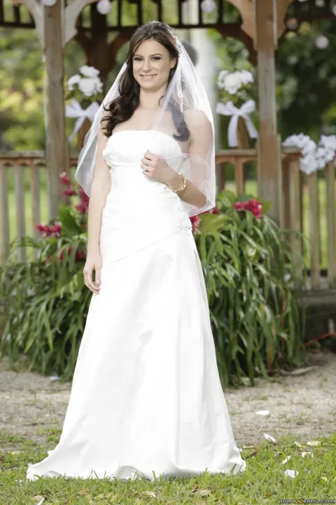 Kymberlee Anne: Slim Bride Strips Out of Her Wedding Dress Outdoors – photo 3 of 16
