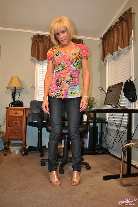 Nikki Ashton: Blonde MILF in Jeans and High Heels Shows Painted Toenails in the Office – photo 11 of 16