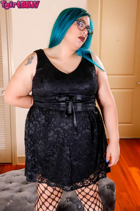 Thick Trans Woman Poses Nude and Shows Her Curves – photo 4 of 16