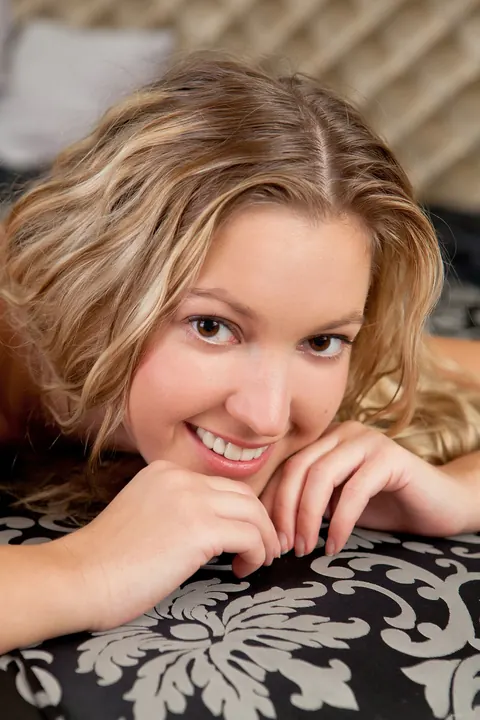 Mbali: Blonde with Small Natural Tits Bares Her Shaved Pussy – photo 10 of 21