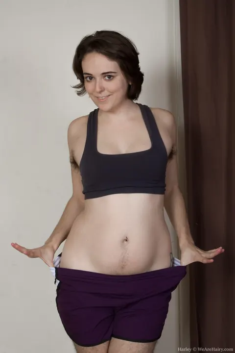 Hairy Brunette Flashes Armpits and Pussy at the Gym – photo 5 of 17