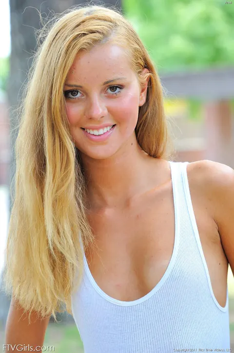 Jessie Rogers: Brazilian Blonde Strips Out of Her Bikini Outdoors – photo 4 of 16