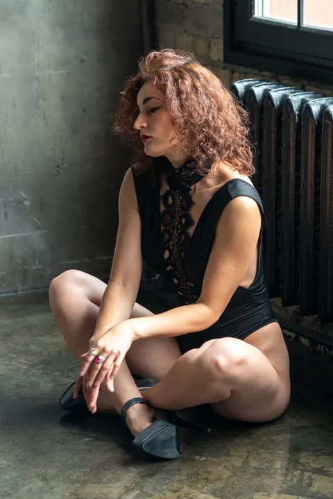 Woman in Lingerie and Pantyhose Pulls Crotch Aside and Spreads Her Legs – photo 16 of 21