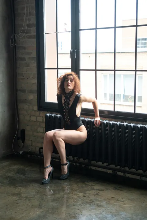 Woman in Lingerie and Pantyhose Pulls Crotch Aside and Spreads Her Legs – photo 18 of 21