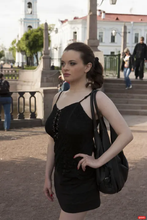 German Woman in a Skirt and Heels Flashes in Public – photo 10 of 15