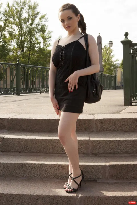German Woman in a Skirt and Heels Flashes in Public – photo 14 of 15