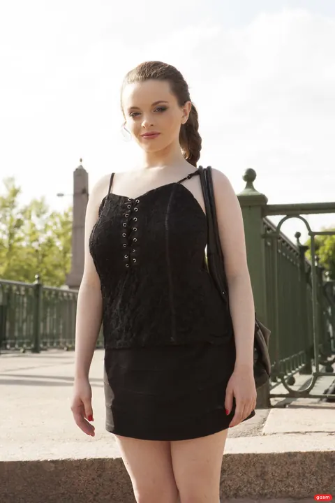 German Woman in a Skirt and Heels Flashes in Public – photo 12 of 15