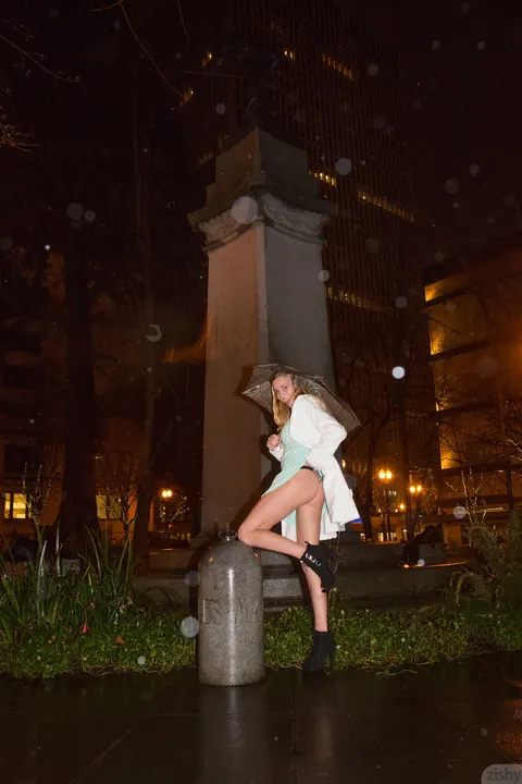 Kendra Sunderland: Tall Blonde Flashes Her Big Tits Outdoors in Panties and Boots – photo 5 of 11