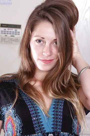 Kirsten Lee – Brunette in Heels Spreads Her Shaved Pussy Wide