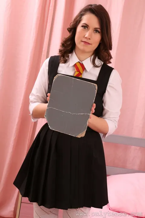 Alicia Kittens: Brunette in Stockings and Glasses Poses for the Camera – photo 9 of 21
