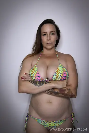 Bella Rossi – Tall Curvy Redhead in a Bikini Gets Her Pussy Licked and Fucked