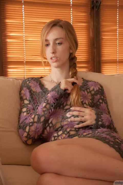 Phoebe Keller: Tall Redhead Amateur Poses in Her Dress – photo 5 of 11