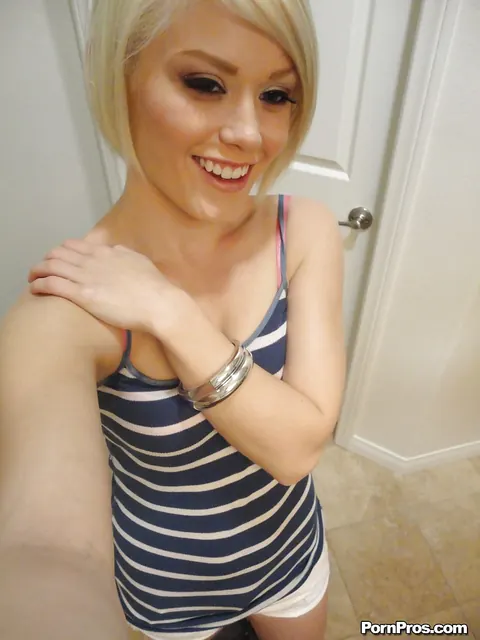 Ash Hollywood: Short-Haired Blonde Undresses for Mirror Selfies in the Bathroom – photo 4 of 16