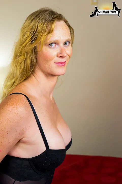 Trans Woman Undresses and Poses Front and Back for the Gallery – photo 2 of 16