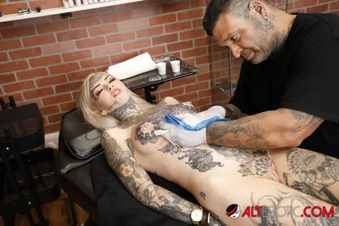 Amber Luke: Tattooed Blonde Fingers Her Pierced Pussy and Uses a Dildo – photo 6 of 16