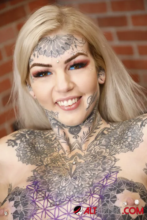Amber Luke: Tattooed Blonde Fingers Her Pierced Pussy and Uses a Dildo – photo 4 of 16