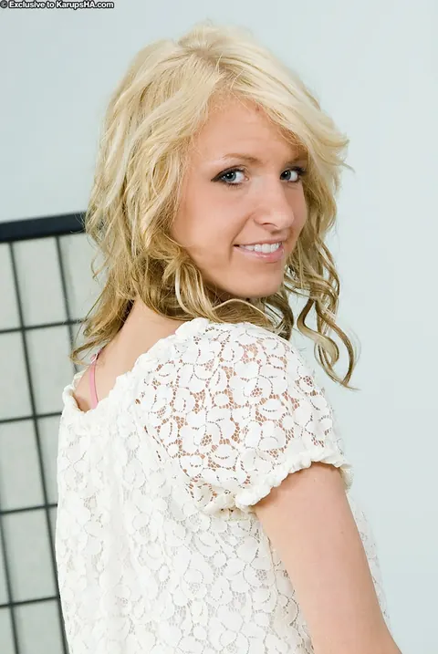 Ella Marie: Blonde in Jeans Pulls Her Panties Down and Spreads – photo 3 of 16