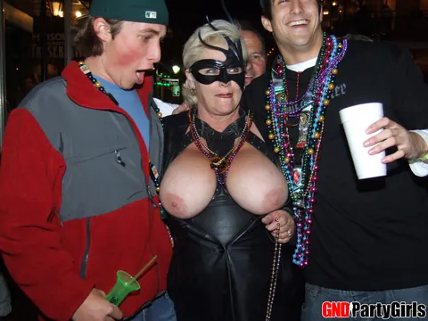 BBW with Big Tits Flashes Her Boobs in Jeans and Leather Outdoors – photo 9 of 12