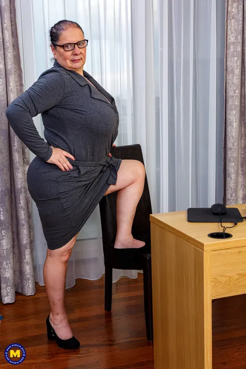 Abby Titts: Thick Brunette Secretary MILF Gives a Blowjob in the Office – photo 5 of 20