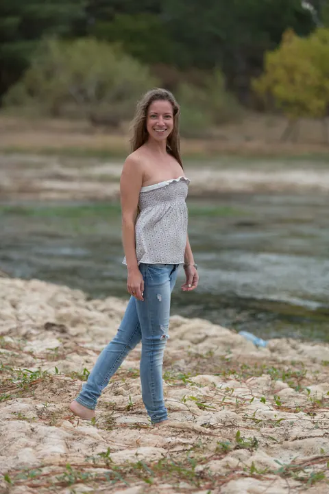 Mika A: Brunette Strips Off Her Jeans and Spreads Her Pussy Outdoors – photo 3 of 21