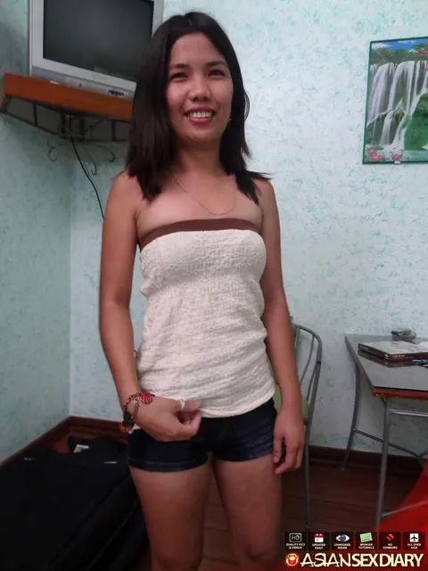 Laiza: Asian Brunette in Shorts Has Anal Threesome in the Bedroom – photo 5 of 15