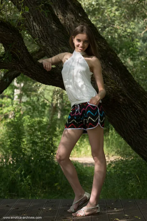 Brunette with Shaved Pussy Undresses Outdoors and Spreads – photo 1 of 16