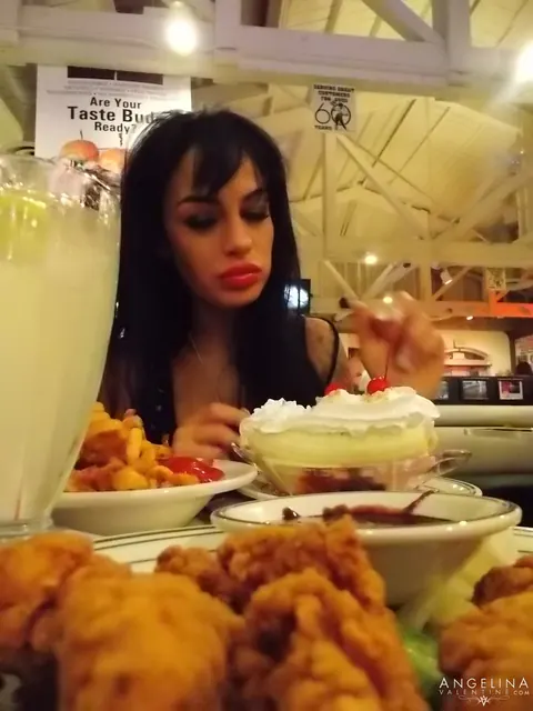 Angelina Valentine: Blonde Latina Spreads Her Pussy in Public – photo 4 of 19
