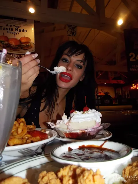 Angelina Valentine: Blonde Latina Spreads Her Pussy in Public – photo 14 of 19