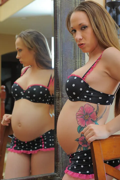 Jamie Elle: Pregnant Brunette in Heels Shows Off Her Body – photo 2 of 21