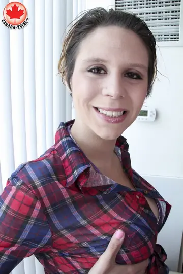Canadian Trans Woman Sheds Her Clothes and Poses Nude