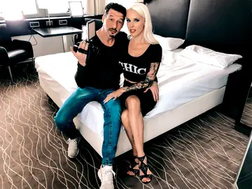 Sophie Logan – Tall German MILF with Big Tits Takes Anal Doggy and a Cumshot