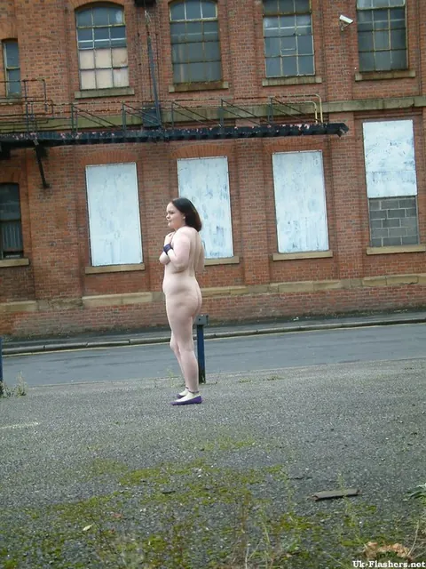 Curvy European Woman Strips Nude in Parking Lot – photo 7 of 12