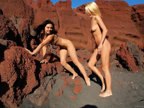 Woman Reveals Her Nude Body for Glamour Gallery – photo 10 of 21