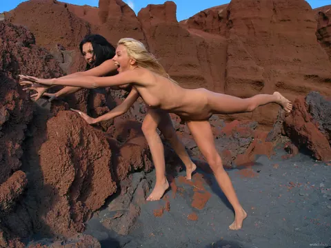 Woman Reveals Her Nude Body for Glamour Gallery – photo 11 of 21