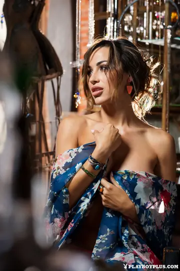 Ana Cheri – Thick Brunette Strips Out of Her Lingerie and Bikini in Heels