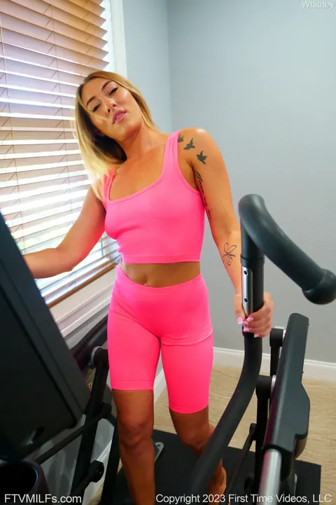 Short-Haired Curvy MILF Strips Out of Her Bikini at the Gym – photo 8 of 21